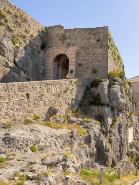 Split, Hırvatistan - 1 Temmuz 2024: Klis Kalesi. İkinci giriş, içeride, surların yarı uzunluğunda.