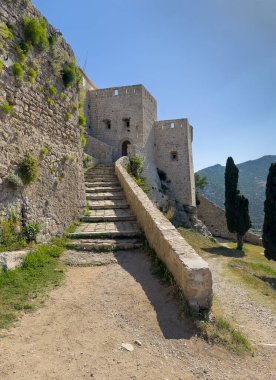 Split, Hırvatistan - 1 Temmuz 2024: Klis Kalesi. Kalenin daha iyi restore edilmiş ya da korunmuş bir kısmına giden üçüncü girişe giden adımlar. 