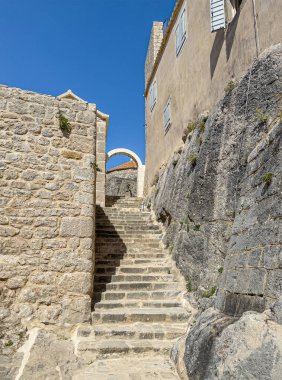 Ayrıl, Hırvatistan - 1 Temmuz 2024: Klis Kalesi, yenilenen yaşam alanlarına doğru ilerliyor