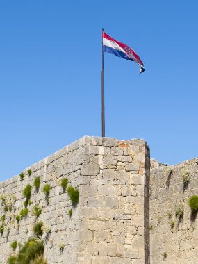 Split, Hırvatistan - 1 Temmuz 2024: Klis Kalesi 'nin tepesinde Hırvat Ulusal Bayrağı