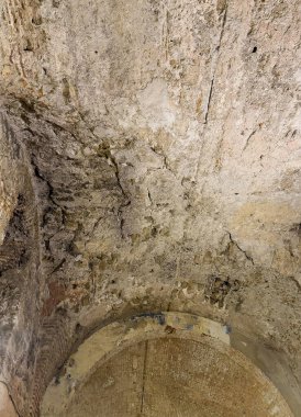 Split, Hırvatistan - 1 Temmuz 2024: Tarihi Diocletian Mahzenleri ve Sarayı. Çatallı eğilmiş tavanlardan bazıları 