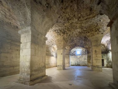 Split, Hırvatistan - 1 Temmuz 2024: Tarihi Diocletian Mahzenleri ve Sarayı. Kalın taş sütunlarla desteklenen eğilmiş tavanlar.