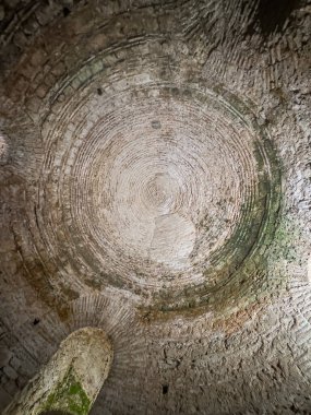 Split, Hırvatistan - 1 Temmuz 2024: Tarihi Diocletian Mahzenleri ve Sarayı. Kubbe tavanı ve bazı yerlerde yosun büyüyen bir sütun.