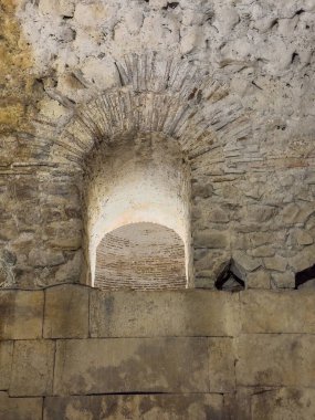 Split, Hırvatistan - 1 Temmuz 2024: Tarihi Diocletian Mahzenleri ve Sarayı. Çatlak ve deliklerle dolu kubbe şeklindeki taş tavanda delik var., 