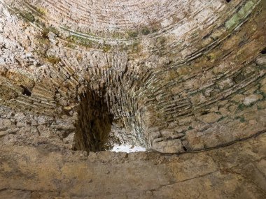 Split, Hırvatistan - 1 Temmuz 2024: Tarihi Diocletian Mahzenleri ve Sarayı. Kubbe tavanında açık hava oyuğu çatlaklar, delikler ve yosun yamalarıyla dolu