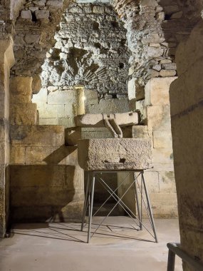 Split, Hırvatistan - 1 Temmuz 2024: Tarihi Diocletian Mahzenleri ve Sarayı. Taştaki su yakalama tertibatı