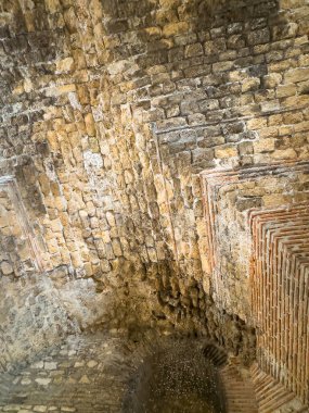 Split, Hırvatistan - 1 Temmuz 2024: Tarihi Diocletian Mahzenleri ve Sarayı. Kalın bir sütunun üzerinde duran eğilmiş tavanın bir parçası. Su sızıntısı olan çatlaklar ve delikler