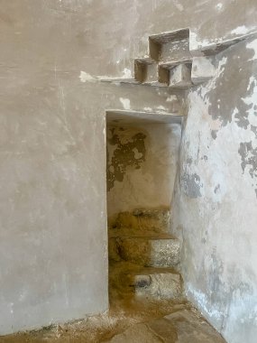 Split, Hırvatistan - 1 Temmuz 2024: Klis Kalesi Şapeli. Dar oyulmuş kaya merdiveni bir seviye yukarı