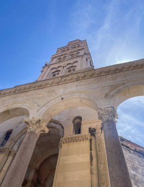Split, Hırvatistan - 1 Temmuz 2024: Şehir merkezi tarihi. Aziz Domnius Katedrali kulesi Diocletian Sarayı 'ndaki avludan Peristyle sütunlarından görüldü.