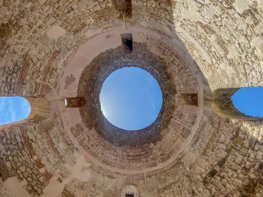 Split, Hırvatistan - 1 Temmuz 2024: Şehir merkezi tarihi. Diocletian Sarayı 'ndaki Vestibule tarihi binasının açık kubbesinin altından yukarı bakıyor.