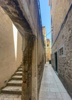 Split, Hırvatistan - 1 Temmuz 2024: Şehir merkezi tarihi. Merdivenleri olan dar bir sokak, yüksek katlı apartman binasına çıkıyor.