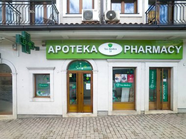 Kotor, Karadağ - 2 Temmuz 2024: Modern şehir, şehir merkezi. Eczane, Tea Medica, ön camında posterler, yukarıda klima sistemi var.