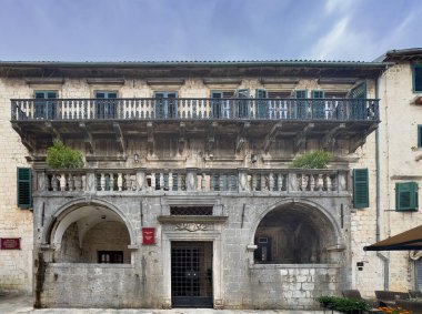 Kotor, Karadağ - 2 Temmuz 2024: Eski tarihi şehir merkezi. Pima Ailesi malikânesinin ön cephesi