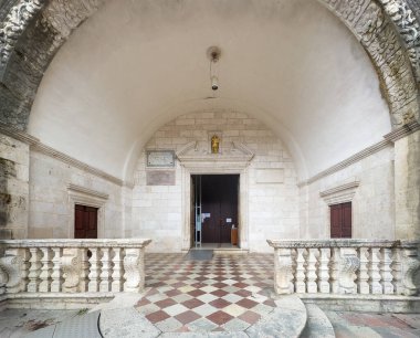 Kotor, Karadağ - 2 Temmuz 2024: Eski tarihi şehir merkezi. Aziz Tryphon Katedrali giriş salonu. Kapısında azizin altın heykeli var.