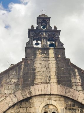 Kotor, Karadağ - 2 Temmuz 2024: Eski tarihi şehir merkezi. Kapkara cephe duvarında Aziz Luke kilise çan kulesi