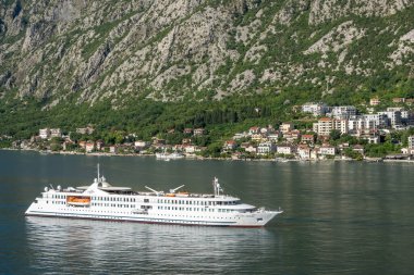 Kotor Körfezi, Karadağ - 2 Temmuz 2024: La Belle de l 'Adriatique yolcu gemisi, Brüksel' de kayıtlı. Arkasında binalar olan kıyı şeridi.