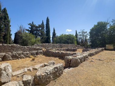 Meospotamos, Yunanistan - 3 Temmuz 2024: Acheron Necromanteion. Mavi gökyüzü altındaki diğer harabe ve kayıp binaların temelleri. Yeşil yaprak