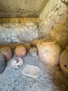 Meospotamos, Yunanistan - 3 Temmuz 2024: Acheron Necromanteion. Ekranda kadim kazılmış çömlekler