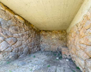 Meospotamos, Yunanistan - 3 Temmuz 2024: Acheron Necromanteion. Modern beton tavanla kaplı antik duvarlar. Havan topu olmayan bir yapboz gibi duvarlar