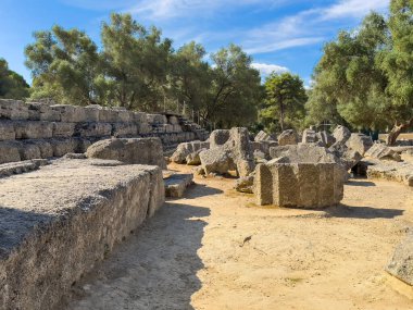Olympia, Yunanistan - 4 Temmuz 2024: Olimpiyat Oyunlarının doğduğu yer. Zeus Tapınağı 'nın yıkıntıları etrafında büyük sütunlar ve duvarlar var.