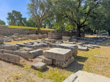 Olympia, Yunanistan - 4 Temmuz 2024: Olimpiyat Oyunlarının doğduğu yer. Stadyumun batı tarafında taşlar sergileniyor.