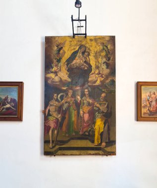 Taormina, Sicilya, İtalya - 5 Temmuz 2024: Santa Caterina d 'Alessandria Kilisesi. Meryem Ana 'nın 2 kadın ve 2 erkek tarafından tapılan bebek İsa ile resmi. 