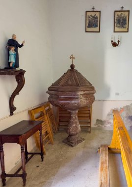 Taormina, Sicilya, İtalya - 5 Temmuz 2024: Santa Domenica Kilisesi. Köşede vaftiz yazı tipi