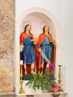 Taormina, Sicilya, İtalya - 5 Temmuz 2024: Santa Domenica Kilisesi. Aziz Cosmas ve Damian Anıtı, mihrabın hemen yanından.