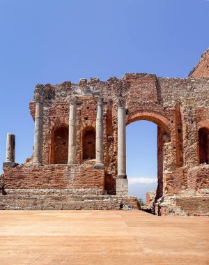 Taormina, Sicilya, İtalya - 5 Temmuz 2024: Antik Yunan tiyatrosu veya Teatro Antico 'nun sahne arkasında NW' nin kalıntıları. Ön safha