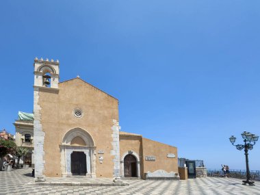 Taormina, Sicilya, İtalya - 5 Temmuz 2024: Piazza IX Aprile. Tarih Şehri İdare Merkezi saat kulesiyle, şimdi kısmen mavi gökyüzü altında müze.
