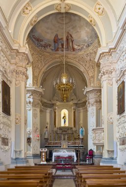 Taormina, Sicilya, İtalya - 5 Temmuz 2024: Piazza IX Aprile. San Giuseppe Kilisesi, merkez kubbenin tavanını, sunak düzeneğini, yan tarafları ve ahşap bankları gösteren girişten şansa bakın.