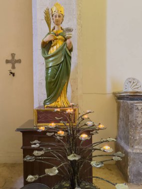 Taormina, Sicilya, İtalya - 5 Temmuz 2024: Piazza Duomo. Katedralin içinde, Aziz Agatha Heykeli