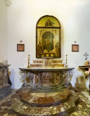 Taormina, Sicilya, İtalya - 5 Temmuz 2024: Piazza Duomo. Katedralin içinde Aziz Jerome ve Sebastian 'ın sunağın üzerinde boyadığı Meryem ve Çocuk var. Polyptych by Antonello de Sthe