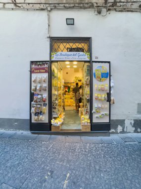 Amalfi, Salerno, İtalya - 6 Temmuz 2024 Via Lorenzo D Amalfi, La Boutique del Gusto adında küçük bir dükkan, her türlü tatlı, içki ve şarabı satar.