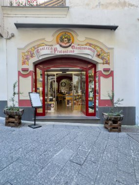 Amalfi, Salerno, İtalya - 6 Temmuz 2024: Enoteca e Gastronomia il Protontino, Şarap Dükkanı ve Gastronomi, Via Lorenzo D 'Amalfi' de alışveriş ve tatma odası. Ön cephe ve iyi dekore edilmiş giriş.