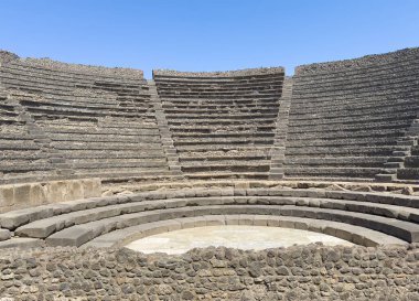 Pompeii, Campania, İtalya - 6 Temmuz 2024: Antik Roma şehri kalıntıları. Piccolo Tiyatrosu ya da mavi gökyüzünün altında sahneden görünen küçük tiyatro