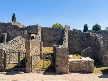 Pompeii, Campania, İtalya - 6 Temmuz 2024: Antik Roma şehri kalıntıları. Stabiana, Teatro Piccolo 'yu harabeye çevirdi