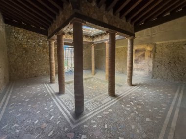 Pompeii, Campania, İtalya - 6 Temmuz 2024: Antik Roma şehri kalıntıları. Casa del Menandro. Yağmur suyunun toplandığı merkez alan ve çamaşır gibi ev işleri gerçekleştirildi