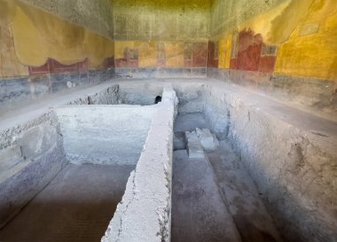 Pompeii, Campania, İtalya - 6 Temmuz 2024: Antik Roma şehri kalıntıları. Casa del Menandro. Banyo tesisi