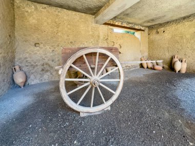 Pompeii, Campania, İtalya - 6 Temmuz 2024: Antik Roma şehri kalıntıları. Casa del Menandro. Malikanenin arkasındaki hizmetçi odalarında küçük bir el arabasının kalıntılarını bulduk.