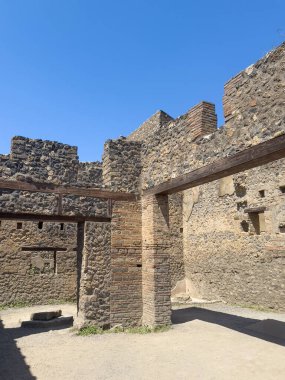Pompeii, Campania, İtalya - 6 Temmuz 2024: Antik Roma şehri kalıntıları. Casa del Menandro. Malikanenin arkasındaki hizmetçi odalarında SE köşesindeki dış duvarı buluruz.