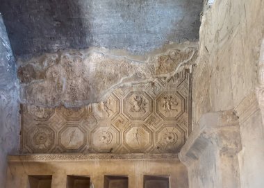 Pompeii, Campania, İtalya - 6 Temmuz 2024: Via Dell 'Abbondanza' daki Antik Roma şehri kalıntıları. Terme Stabiane binası, Stabian Hamamları. Bazıları hasarlı ve bazıları hala duvarda mükemmel heykeller.