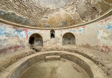 Pompeii, Campania, İtalya - 6 Temmuz 2024: Via Dell 'Abbondanza' daki Antik Roma şehri kalıntıları. Terme Stabiane binası, Stabian Hamamları. Halk banyosu kubbe altında