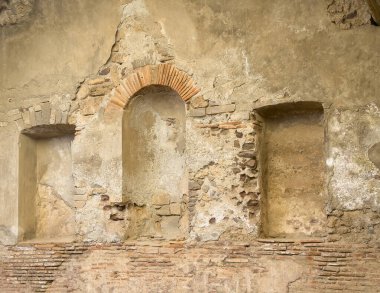 Pompeii, Campania, İtalya - 6 Temmuz 2024: Via Dell 'Abbondanza' daki Antik Roma şehri kalıntıları. Terme Stabiane binası, Stabian Hamamları. Duvardaki boş oyuklar