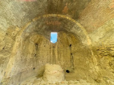 Pompeii, Campania, İtalya - 6 Temmuz 2024: Via Dell Abbondanza 'daki Antik Roma şehri kalıntıları. Terme Stabiane binası, Stabian Hamamları. Duvarın dışındaki hasarlı heykeller