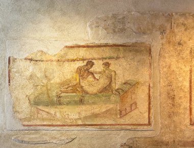 Pompeii, Campania, İtalya - 6 Temmuz 2024: Antik Roma şehri kalıntıları. Yerli Lupanare ya da caddedeki genelevin adı Vicolo del Lupanare 'dir. Milenyum yılının duvar boyası sevişme