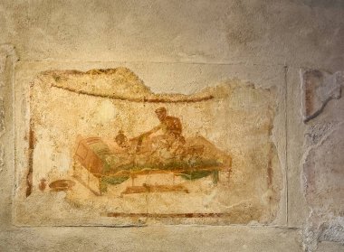Pompeii, Campania, İtalya - 6 Temmuz 2024: Antik Roma şehri kalıntıları. Yerli Lupanare ya da caddedeki genelevin adı Vicolo del Lupanare 'dir. Milenyum yılının duvar boyası sevişme
