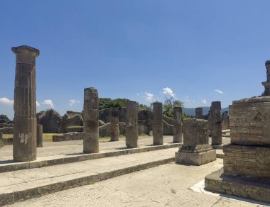 Pompeii, Campania, İtalya - 6 Temmuz 2024: Antik Roma şehri kalıntıları. Forum Meydanı 'nın SE köşesi. Mavi gökyüzünün altındaki sütunlar dizisi