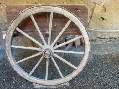 Pompeii, Campania, İtalya - 6 Temmuz 2024: Antik Roma şehri kalıntıları. Casa del Menandro. Malikanenin arkasındaki hizmetçi odalarında küçük bir el arabasının kalıntılarını bulduk.