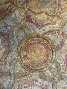 Pompeii, Campania, İtalya - 6 Temmuz 2024: Via Dell 'Abbondanza' daki Antik Roma şehri kalıntıları. Terme Stabiane binası, Stabian Hamamları. Tavan dekorasyonunun ayrıntıları, muhtemelen bir geyik.